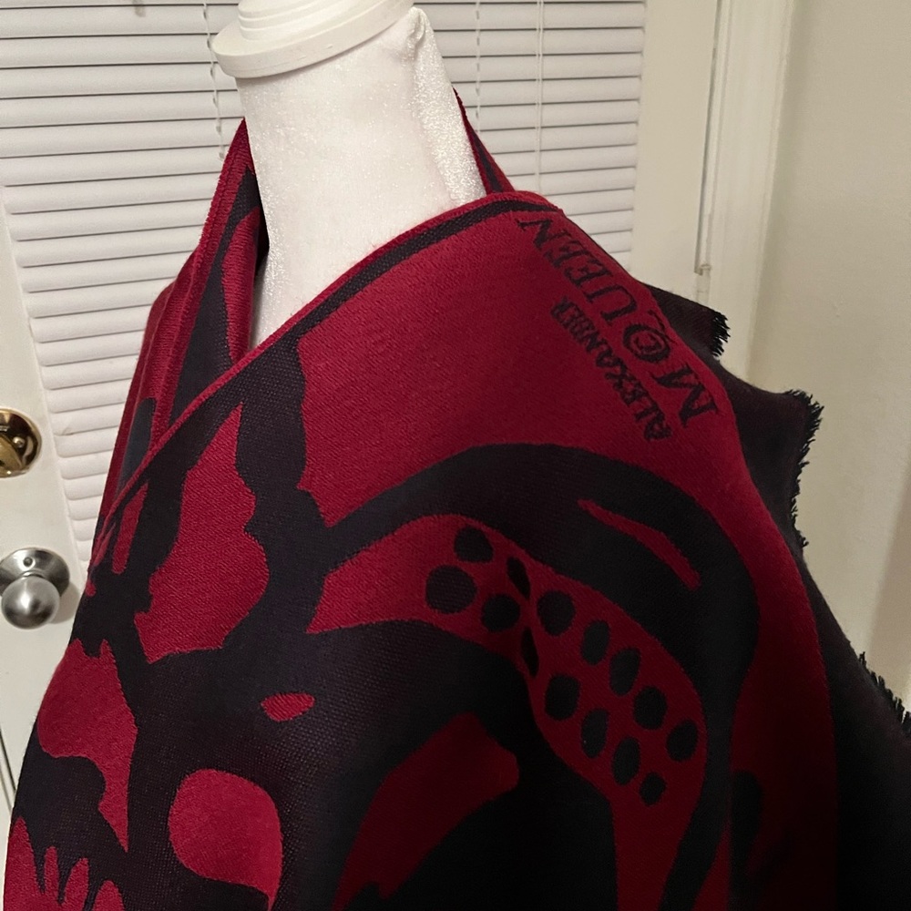 ALEXANDER MCQUEEN AUTHENTIC RARE SKULL EYELASH STYLE FRINGES SHAWL - Picture 13 of 17